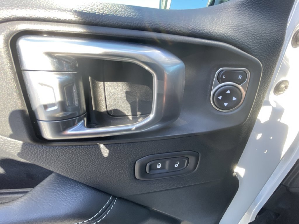 Used 2018 Jeep Wrangler Unlimited Sahara AWD/4WD image 23