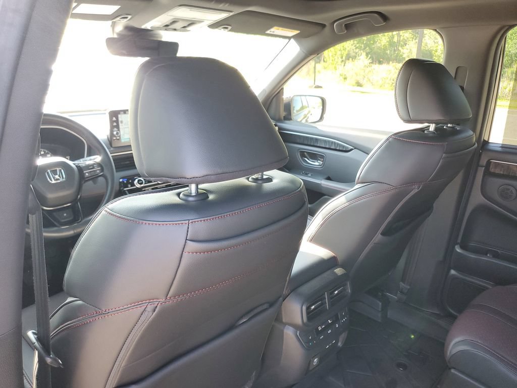 Used 2025 Honda Pilot Black Edition image 29