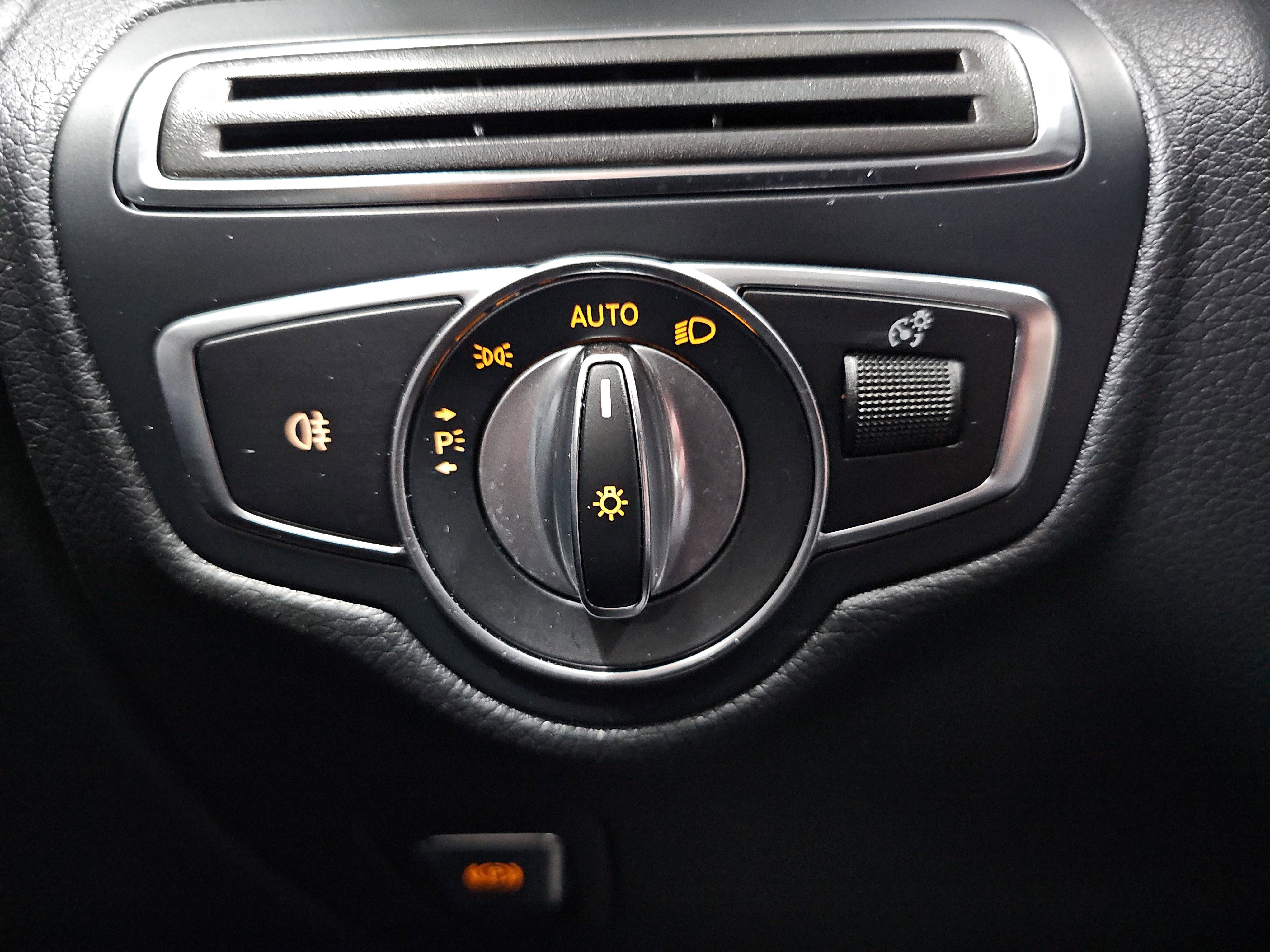 Used 2018 Mercedes-Benz GLC 300 4MATIC image 27