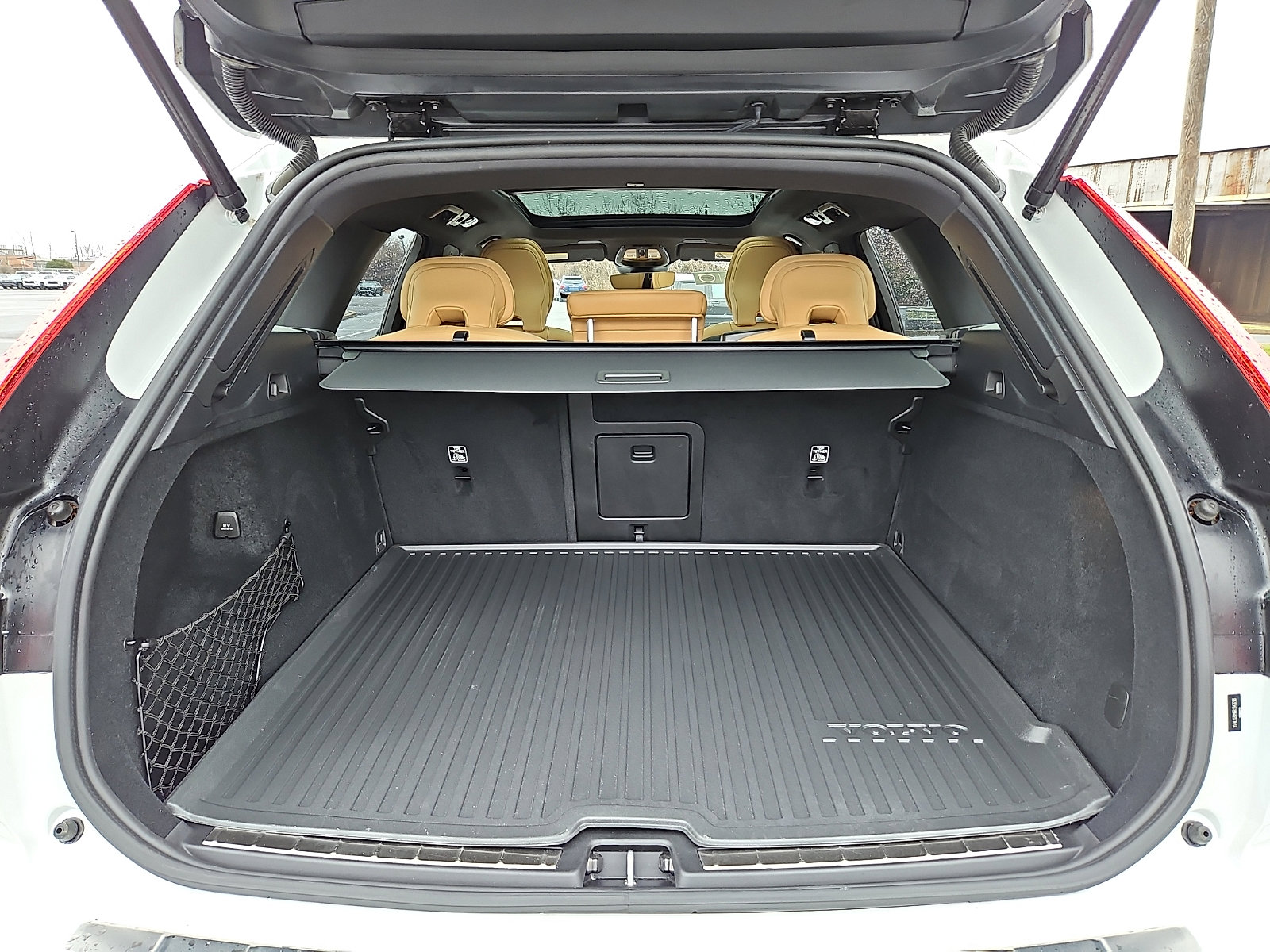 Certified 2024 Volvo XC60 B5 Ultimate w/ Climate Package image 28