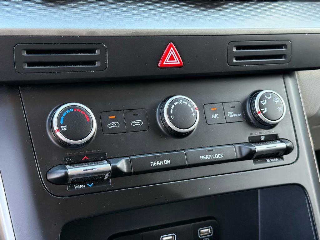 Used 2023 Kia Carnival LX image 12