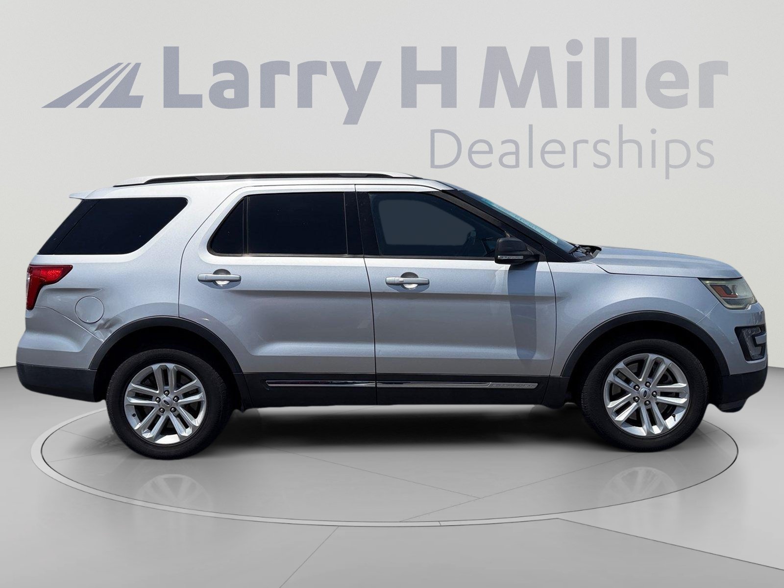 Used 2017 Ford Explorer XLT w/ Equipment Group 202A FWD image 6