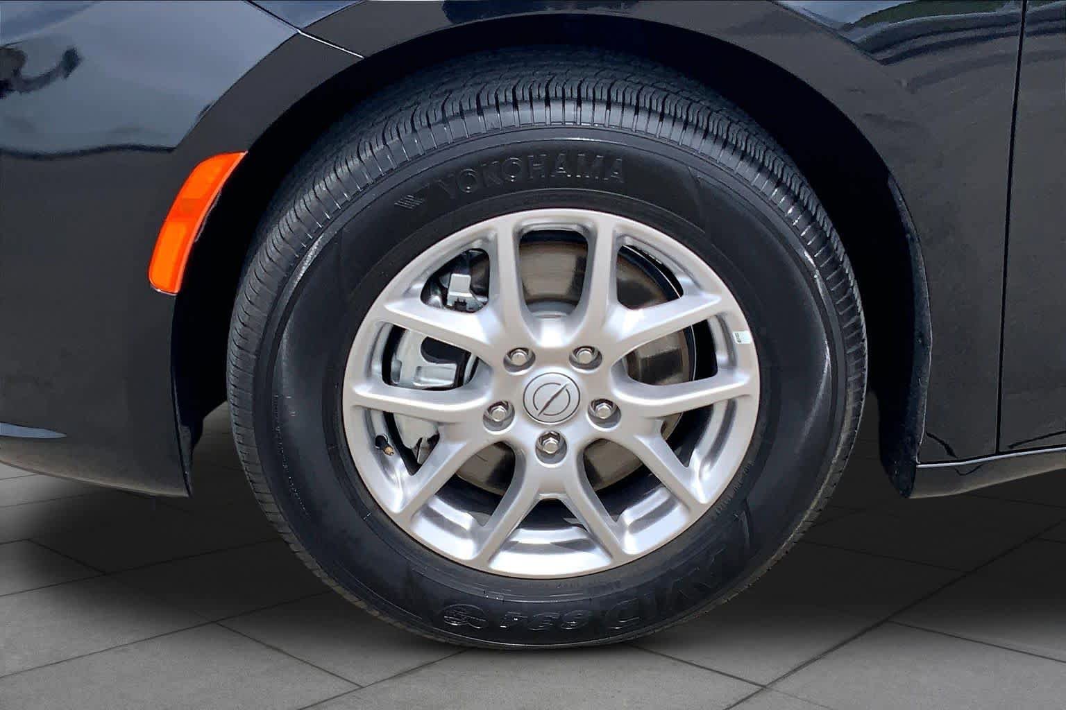 Used 2025 Chrysler Pacifica Select FWD image 10