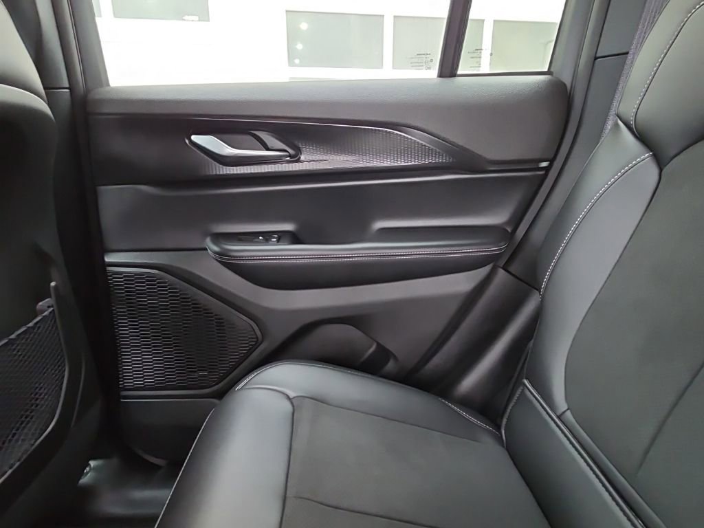 Used 2025 Jeep Grand Cherokee Altitude AWD/4WD image 11