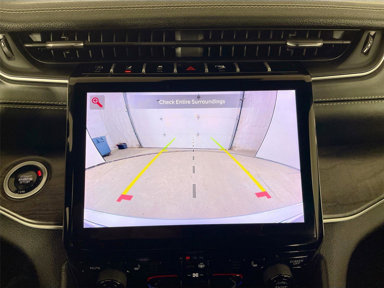 Used 2024 Jeep Grand Cherokee Limited w/ Black Appearance Package AWD/4WD image 6