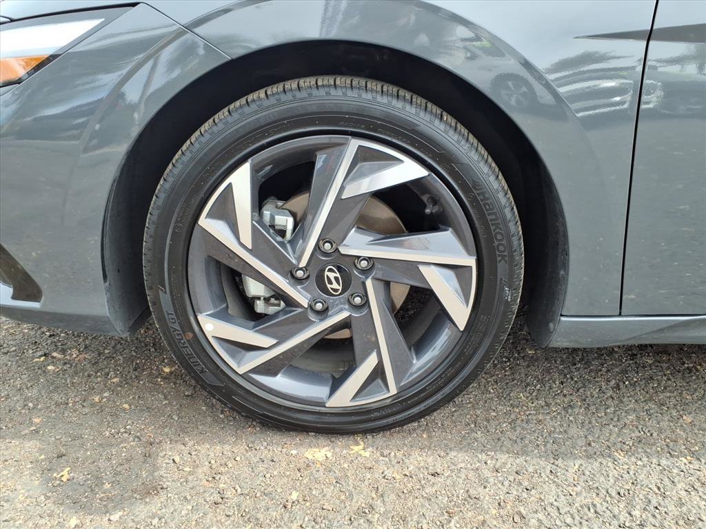 Certified 2025 Hyundai Elantra Limited image 9