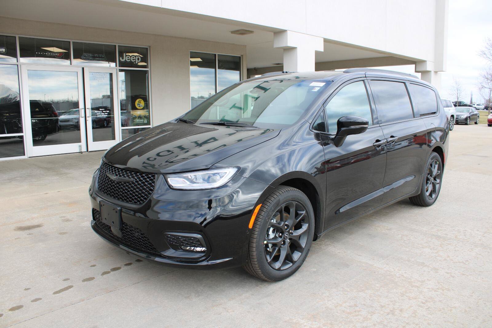 New 2026 Chrysler Pacifica Select FWD image 2