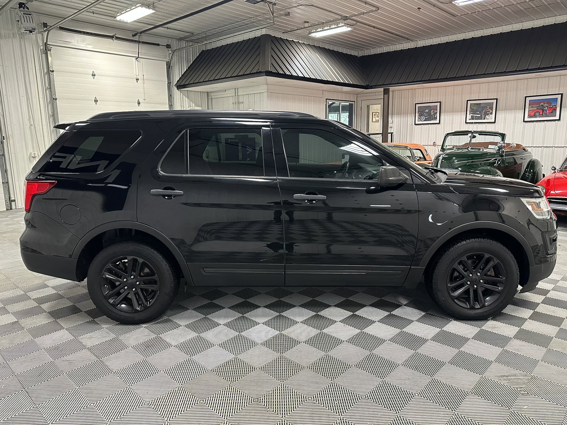 Used 2017 Ford Explorer XLT image 7
