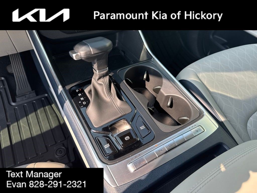 Used 2025 Kia Carnival EX FWD image 30
