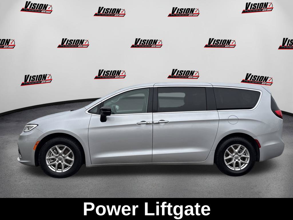 Used 2024 Chrysler Pacifica Touring-L FWD image 9