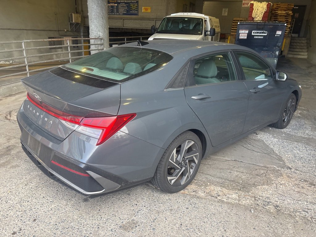 Used 2024 Hyundai Elantra SEL w/ Convenience Package image 3