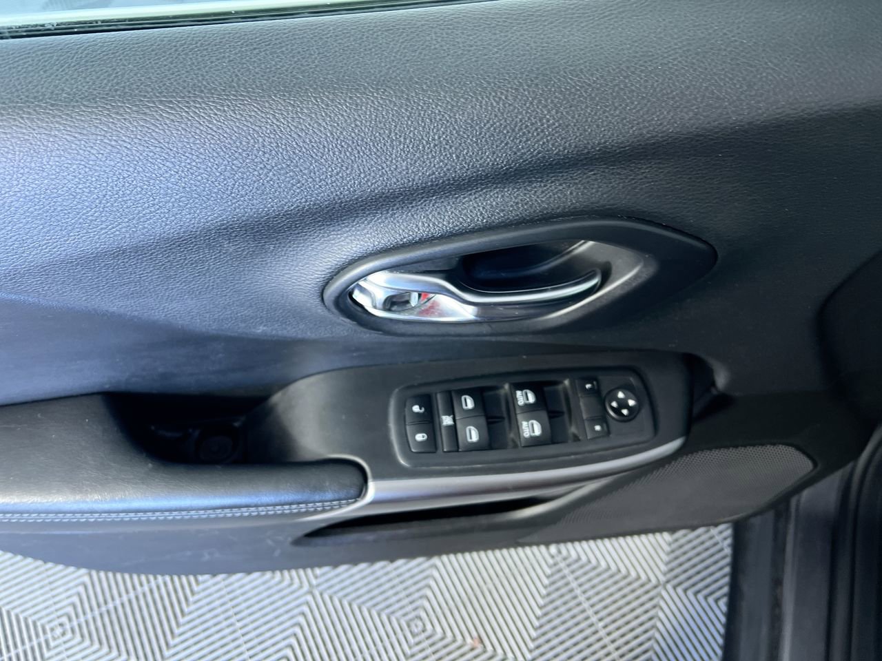 Used 2019 Jeep Cherokee Latitude Plus w/ Comfort/Convenience Group AWD/4WD image 14