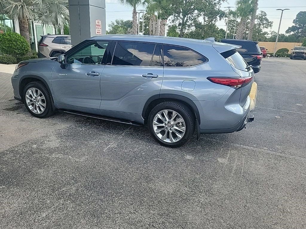 Certified 2021 Toyota Highlander Limited FWD image 4