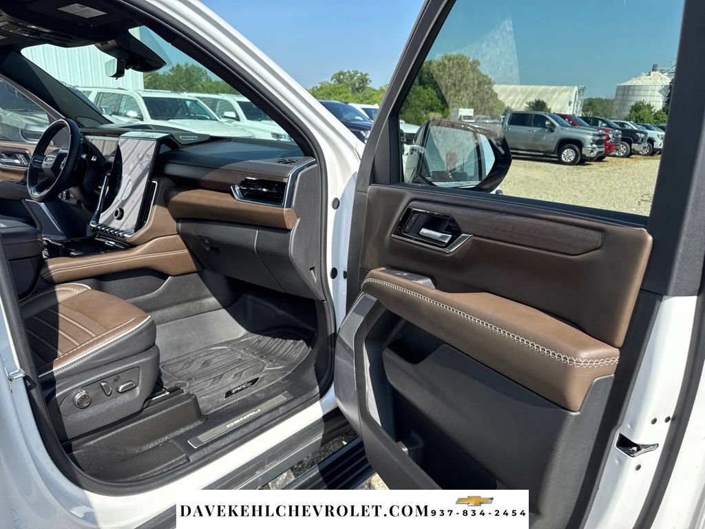 Used 2025 GMC Yukon XL Denali Ultimate w/ LPO, Illumination Package AWD/4WD image 33