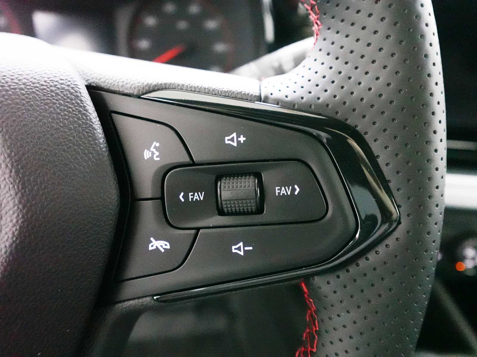 Used 2026 Chevrolet Trax RS FWD image 18