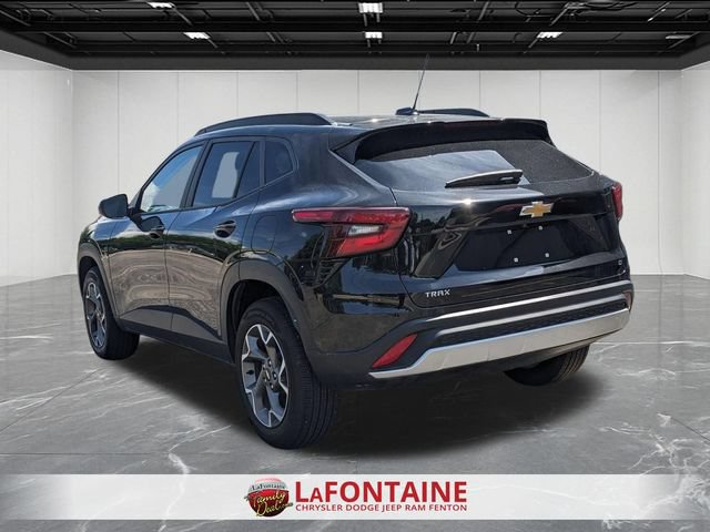 Used 2025 Chevrolet Trax LT FWD image 3
