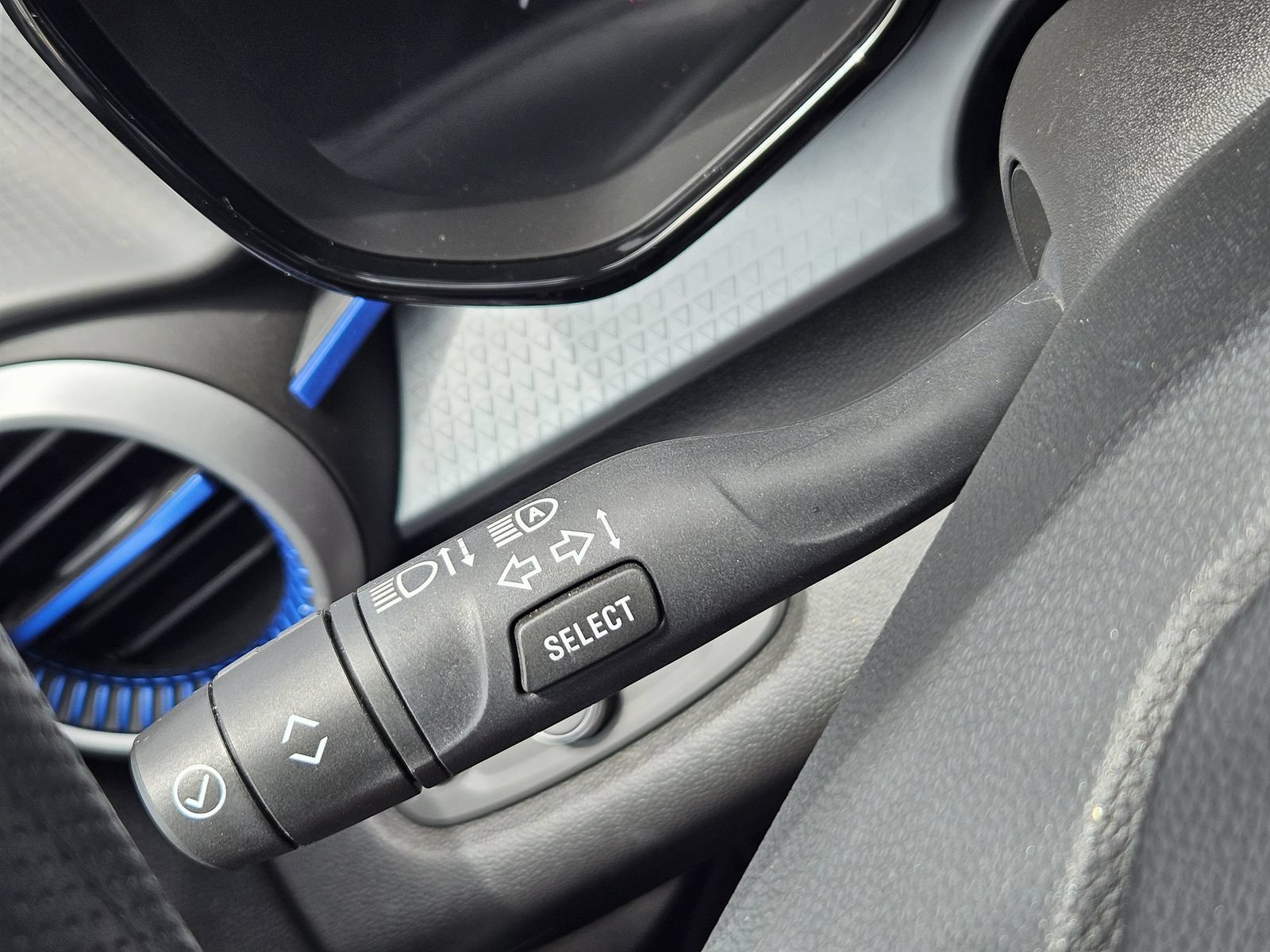 Certified 2025 Chevrolet Trax LS FWD image 25