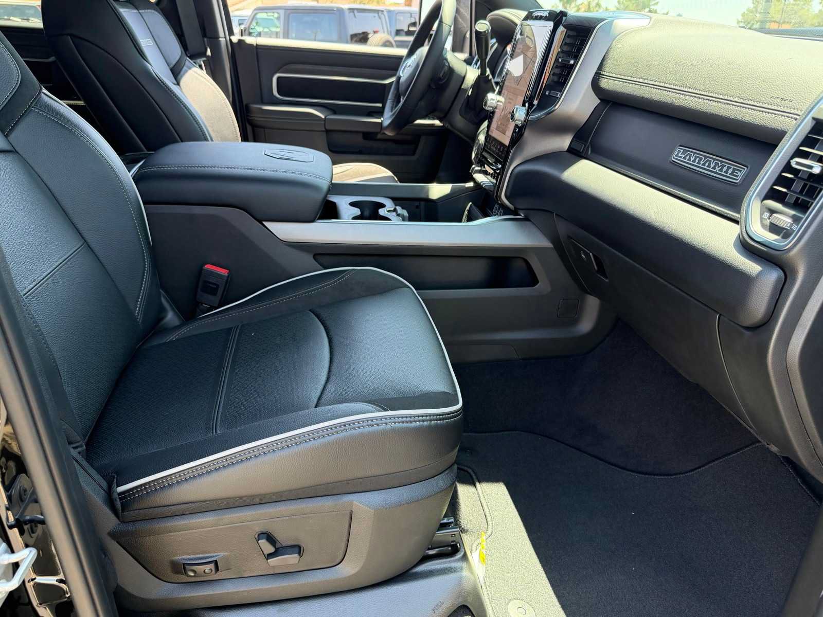 New 2026 RAM 2500 Laramie AWD/4WD image 18