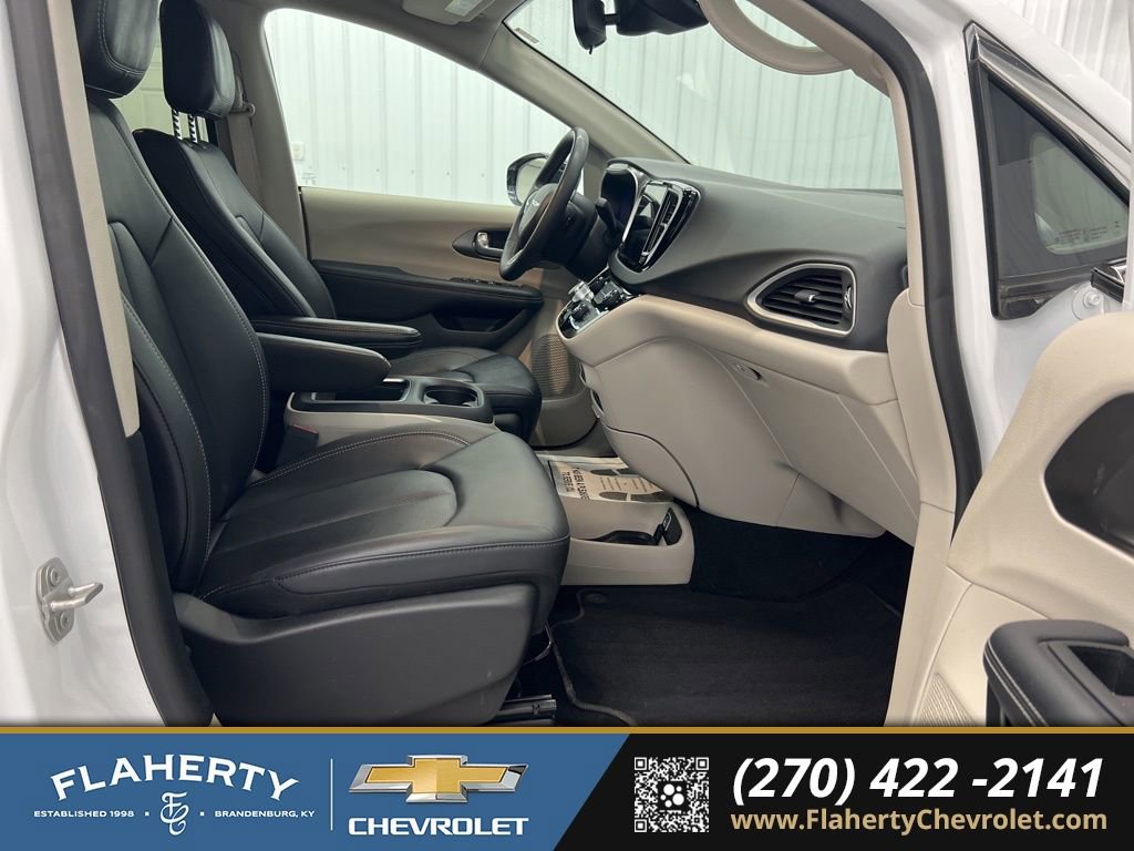 Used 2024 Chrysler Pacifica Touring-L FWD image 13