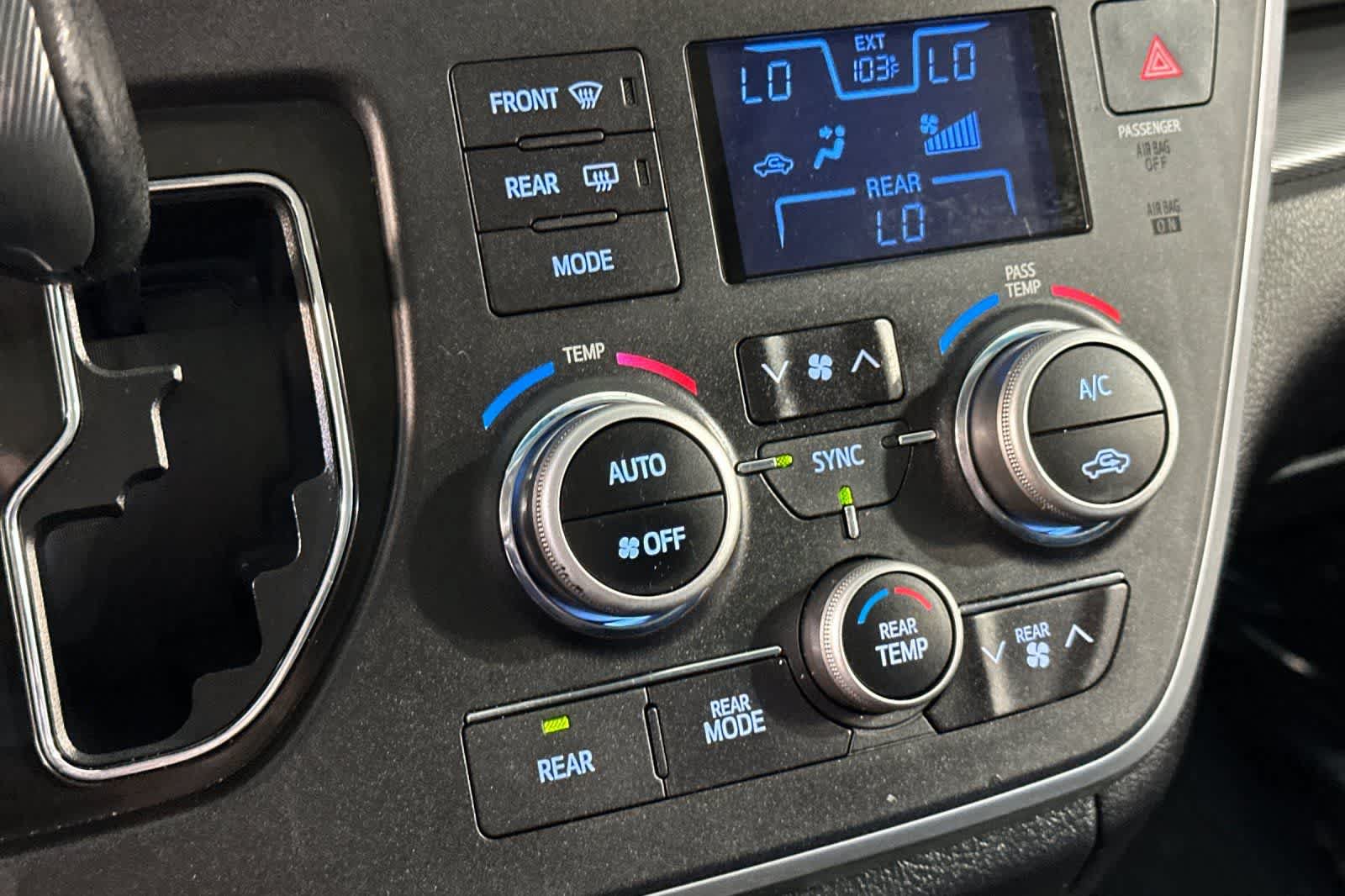 Used 2015 Toyota Sienna SE w/ SE Preferred Package FWD image 25
