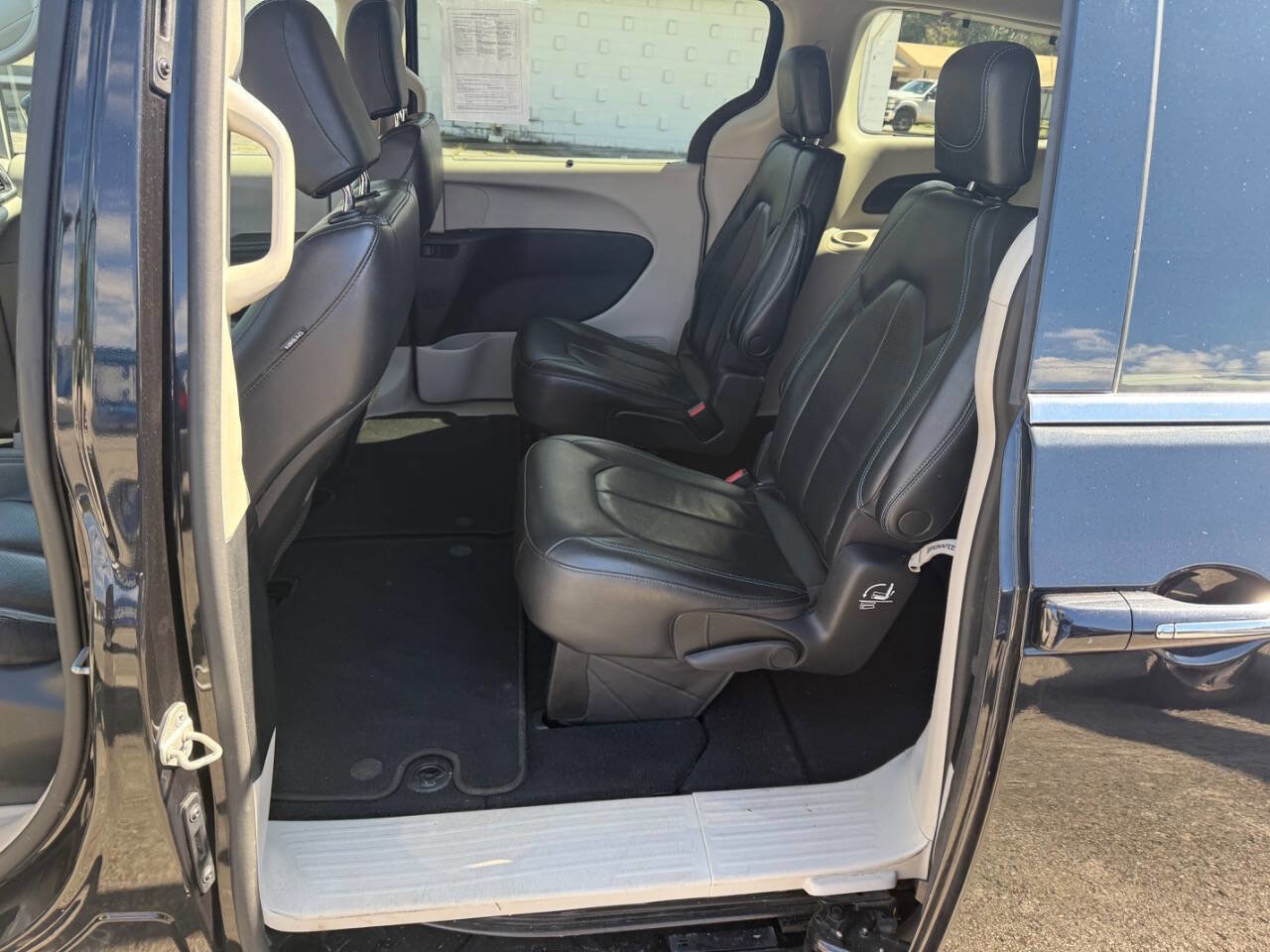 Used 2021 Chrysler Pacifica Touring-L image 24