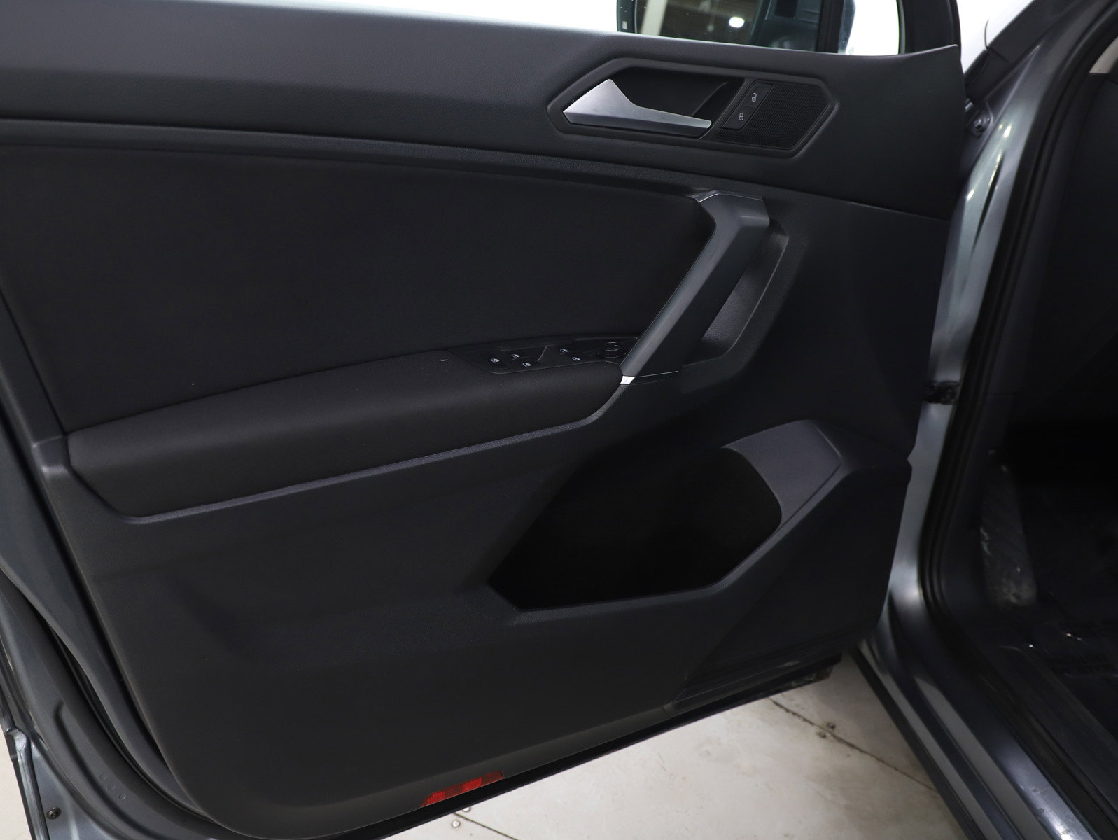 Used 2020 Volkswagen Tiguan S image 23