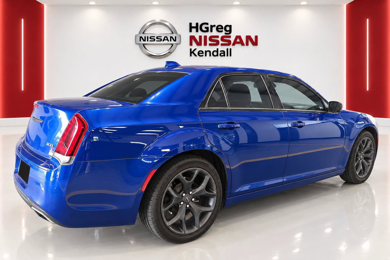 Used 2021 Chrysler 300 Touring w/ Sport Appearance Package RWD image 4
