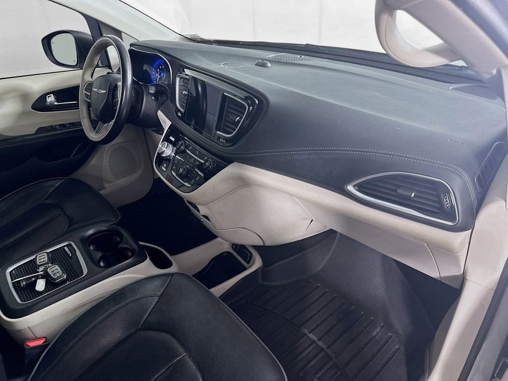 Used 2020 Chrysler Pacifica Limited image 31