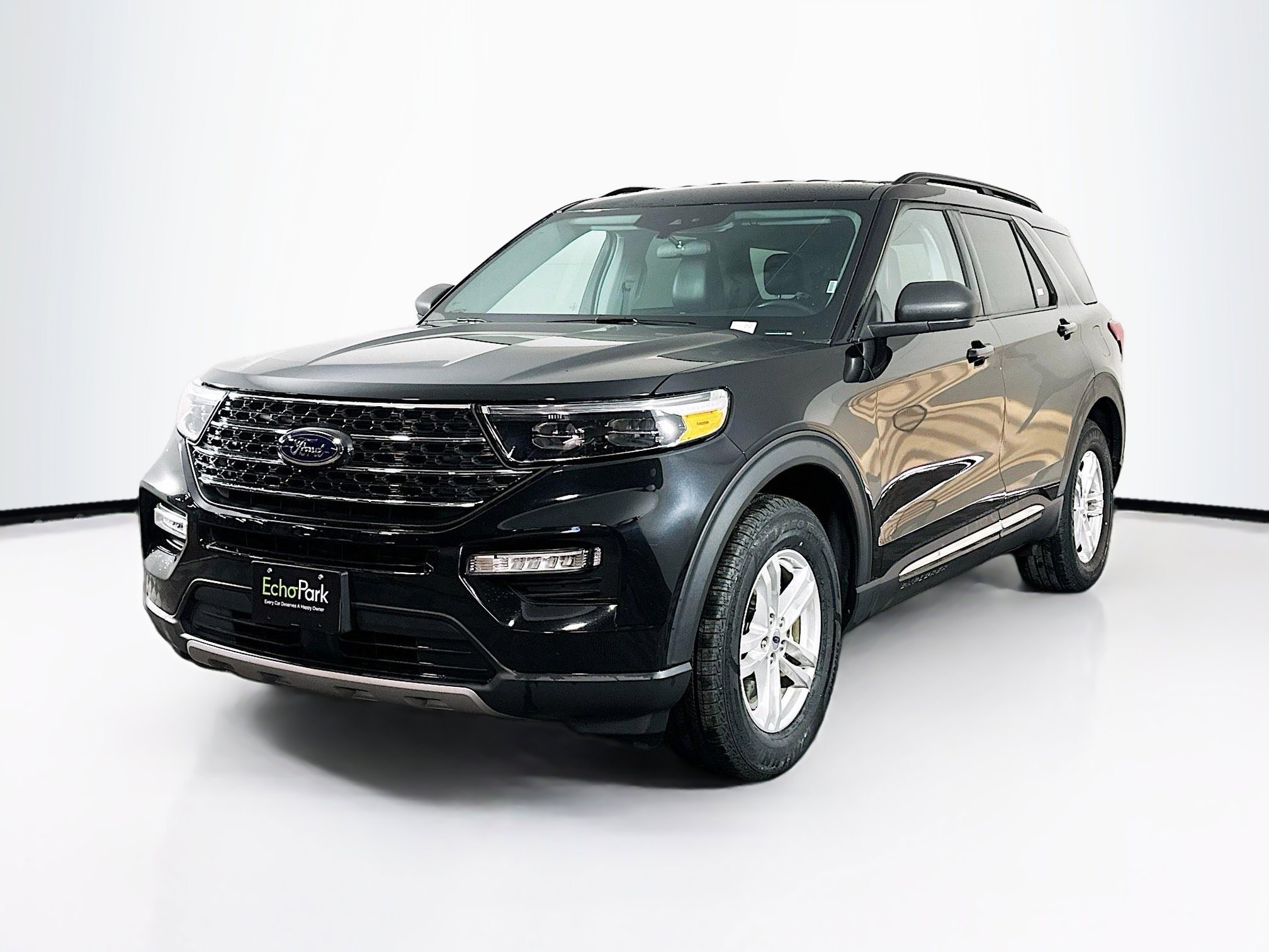 Used 2023 Ford Explorer XLT w/ Equipment Group 202A image 3