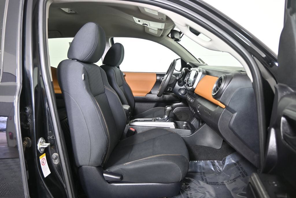 Used 2020 Toyota Tacoma SR5 AWD/4WD image 14