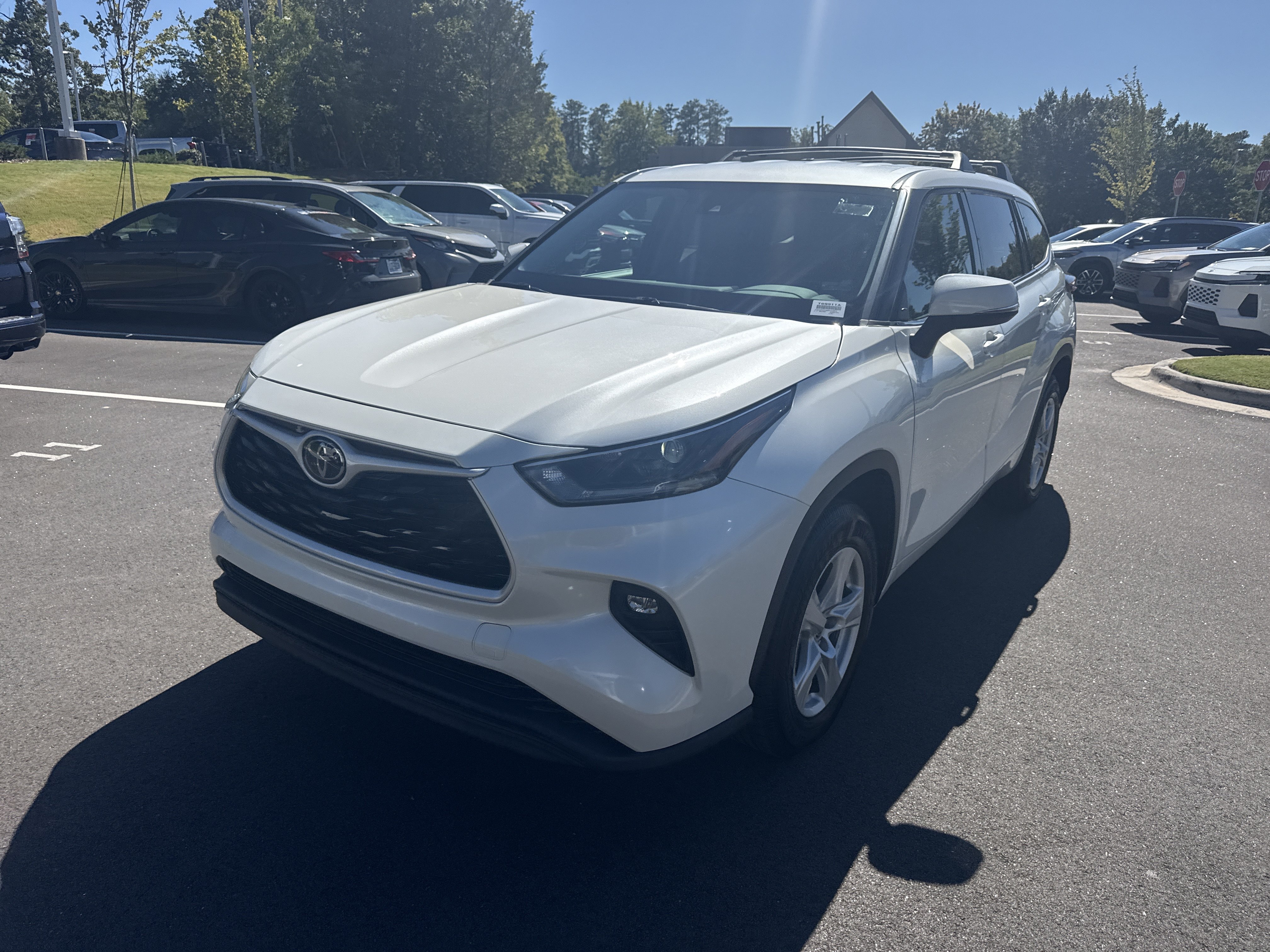 Used 2021 Toyota Highlander LE FWD image 5