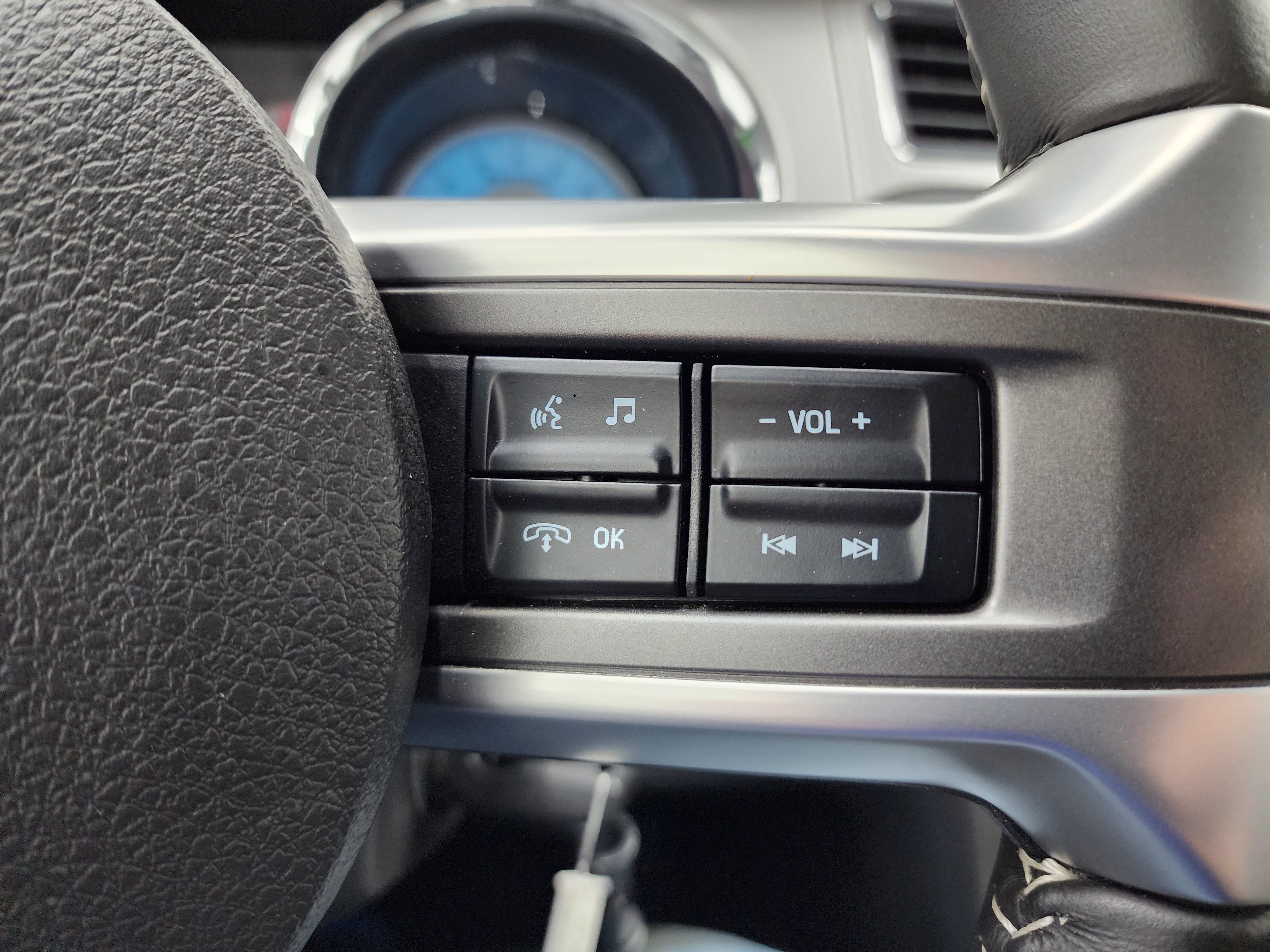Used 2012 Ford Mustang GT Premium w/ HID Headlamps & Security Pkg RWD image 16
