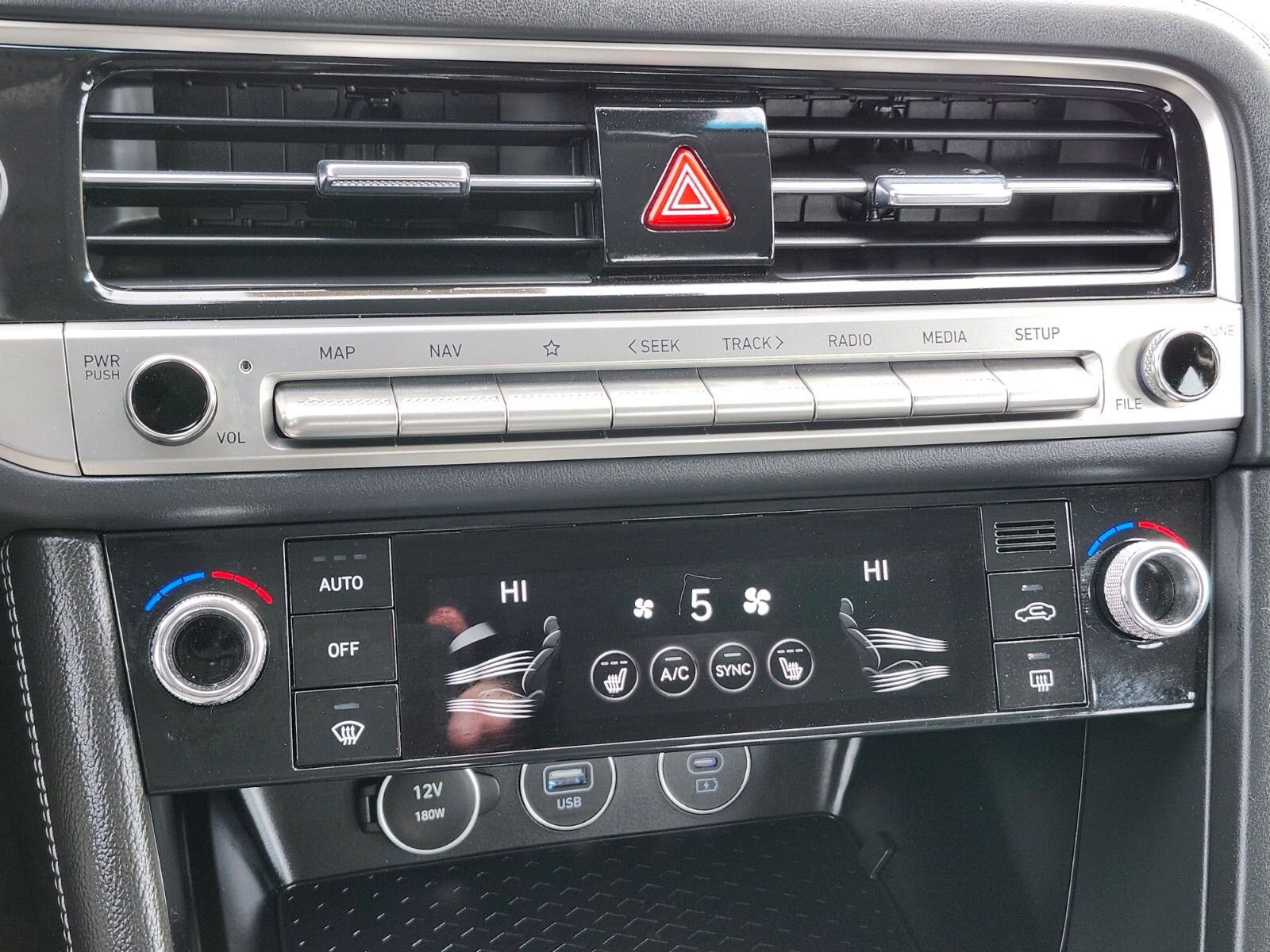 Used 2025 Genesis G70 2.5T image 22