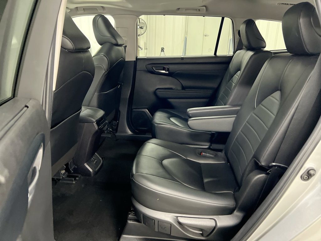 Used 2024 Toyota Highlander XLE FWD image 24