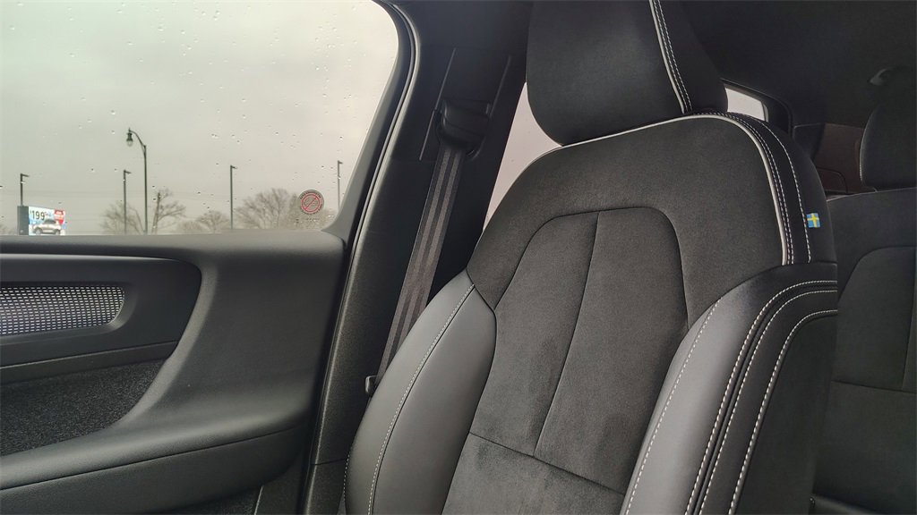 Used 2025 Volvo XC40 B5 Plus image 22