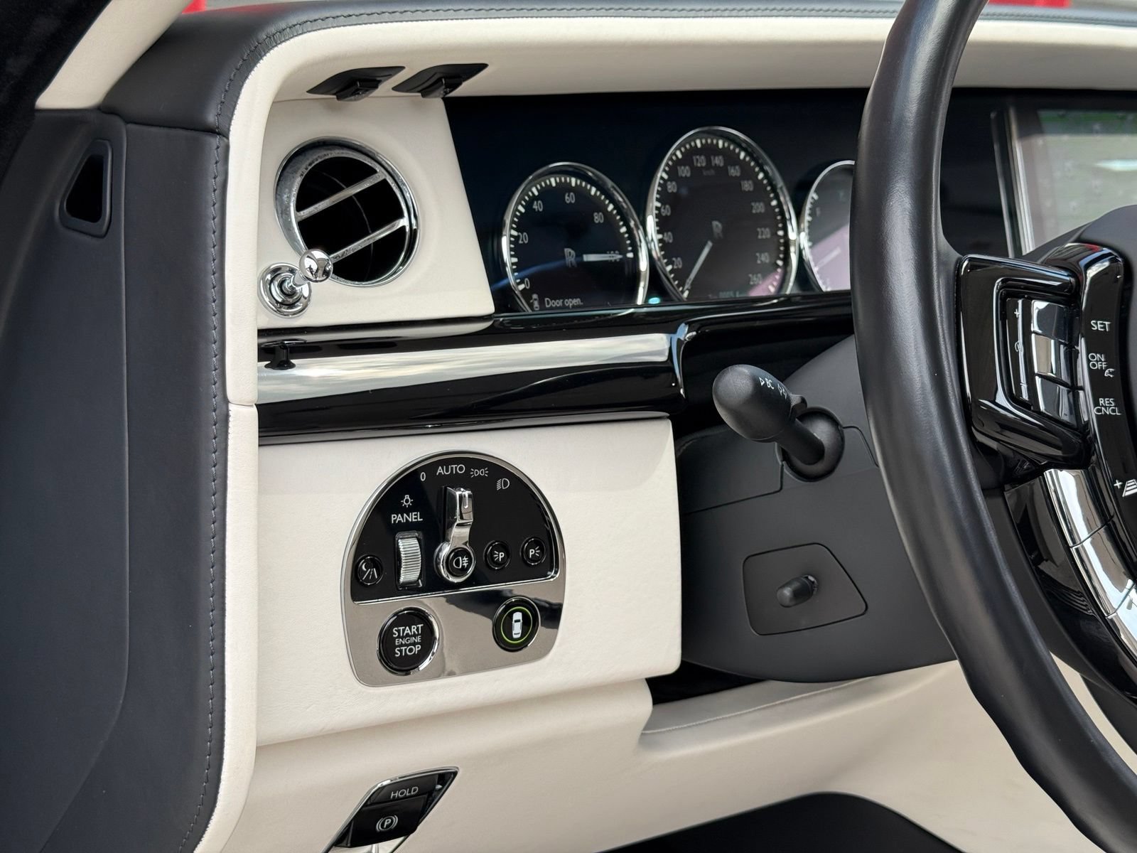 Used 2022 Rolls-Royce Phantom Sedan RWD image 28