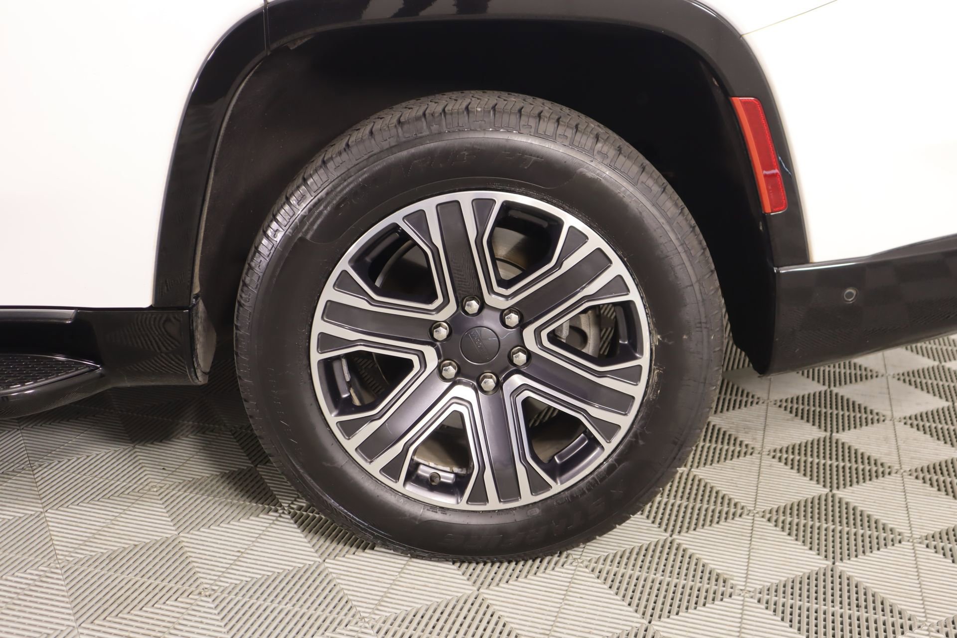 Used 2023 Jeep Wagoneer 4WD w/ Premium Group I image 21