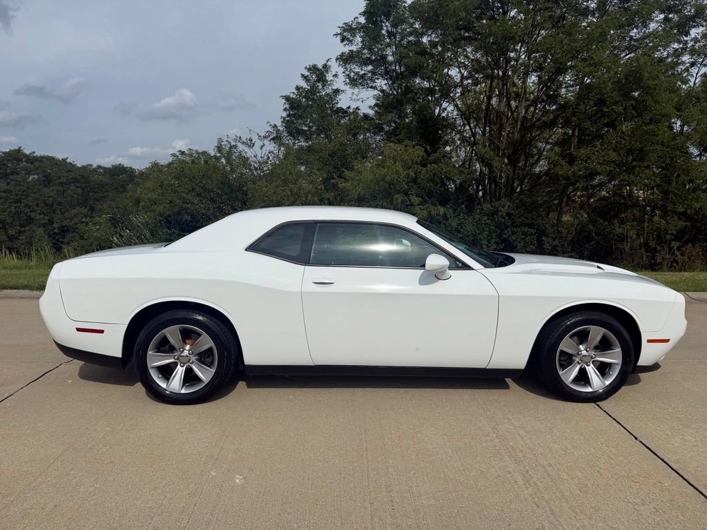 Used 2016 Dodge Challenger SXT w/ Driver Convenience Group RWD image 2