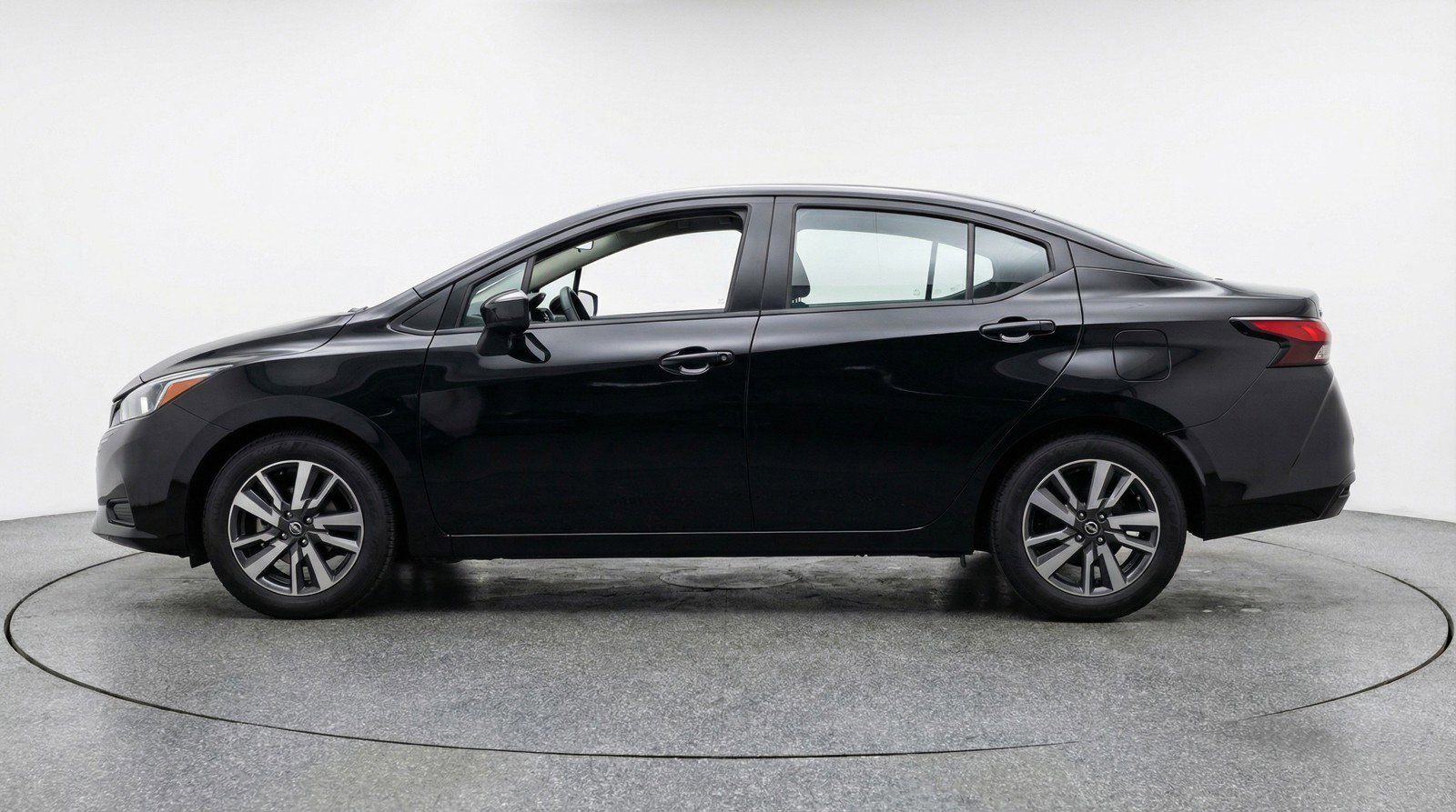 Used 2025 Nissan Versa SV FWD image 5