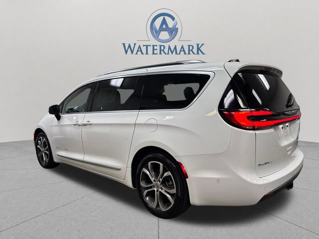 Used 2025 Chrysler Pacifica Pinnacle w/ Trailer Tow Group FWD image 8