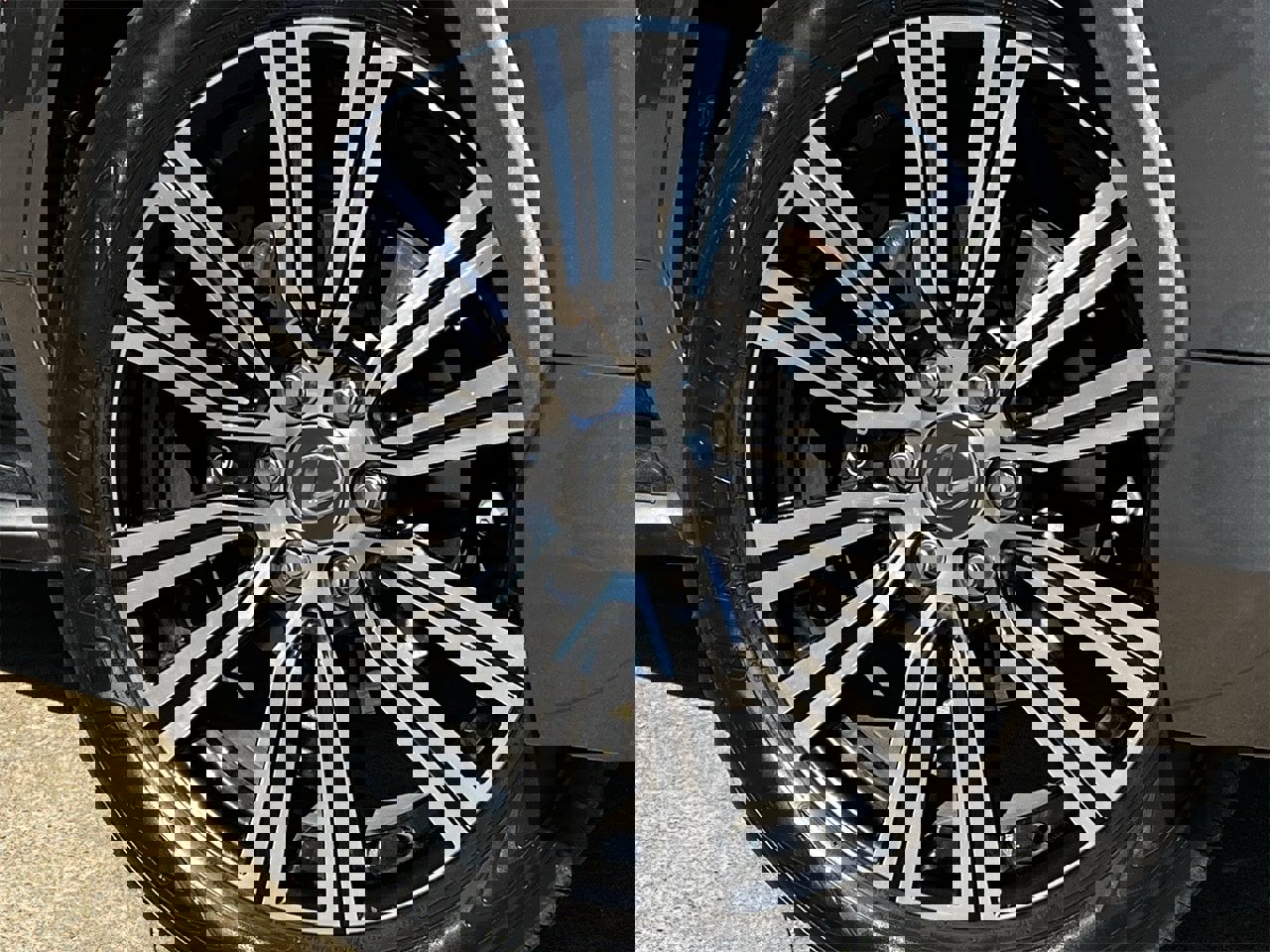 Used 2024 Lexus LX 600 4WD w/ Luxury Package image 31