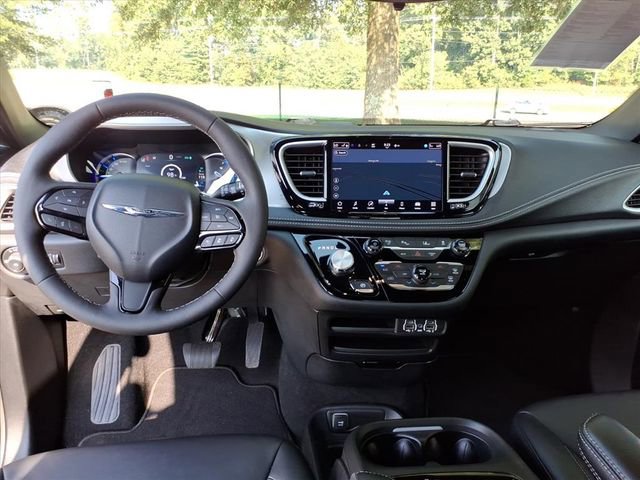 Used 2024 Chrysler Pacifica Limited image 8