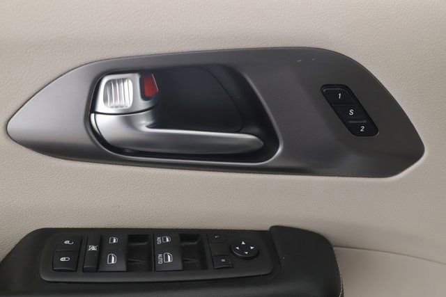 Used 2021 Chrysler Pacifica Touring-L image 19