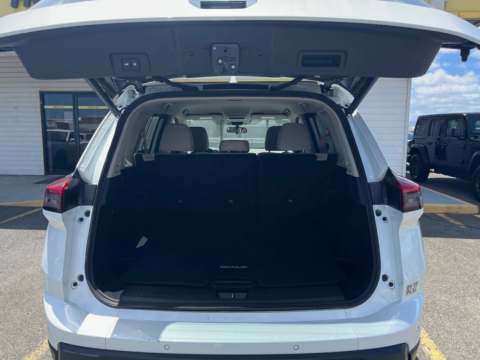 Used 2025 Nissan Rogue SV FWD image 32