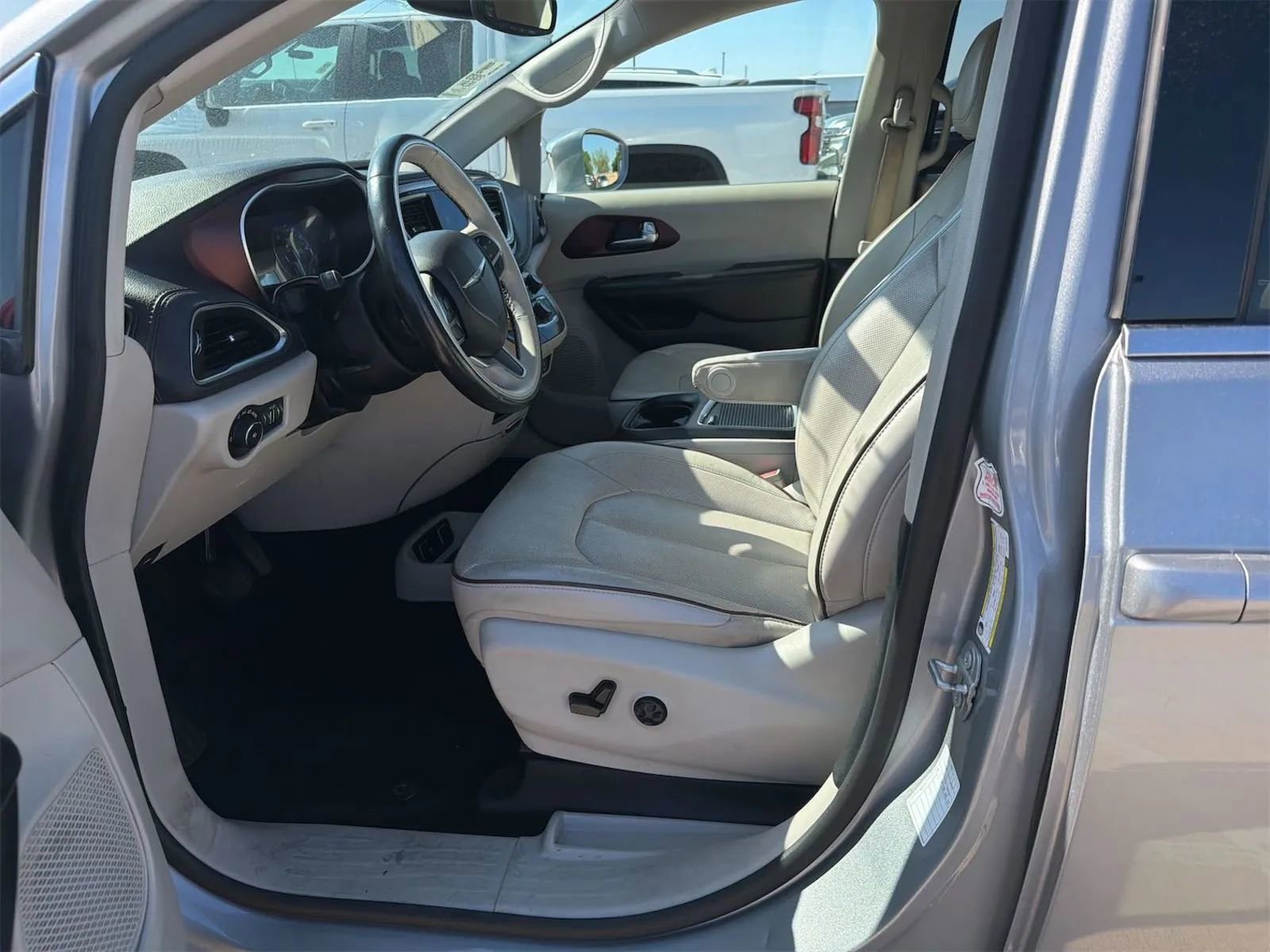 Used 2020 Chrysler Pacifica Limited image 5