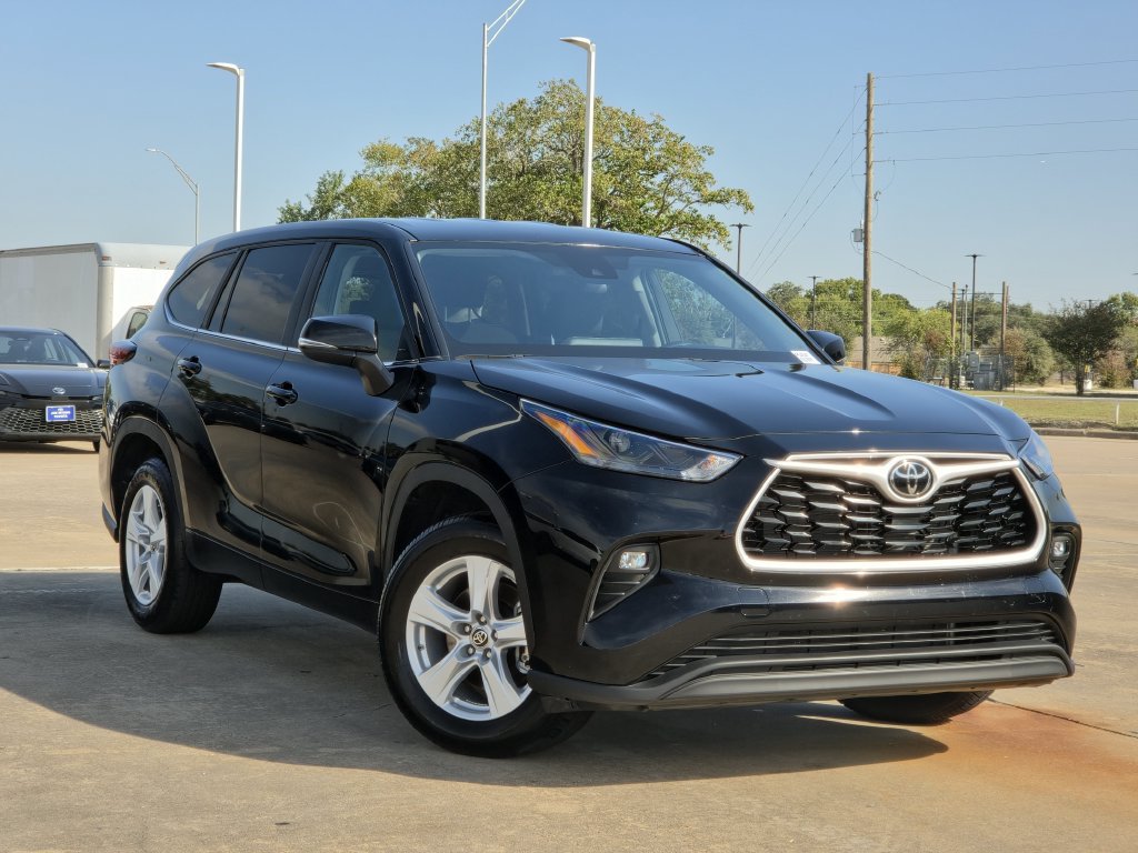 Used 2021 Nissan Kicks SR w/ Exterior Package FWD image 2