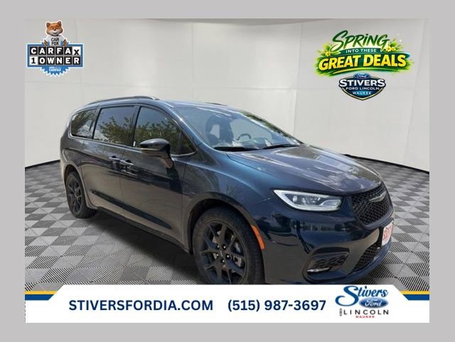 Used 2023 Chrysler Pacifica Limited w/ Uconnect Theater Family Group