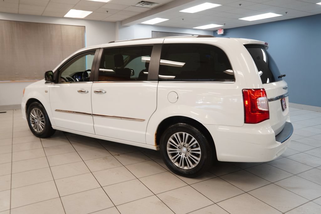 Used 2014 Chrysler Town & Country Touring-L FWD image 7