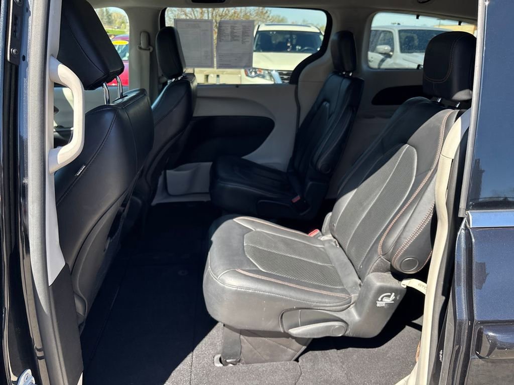 Used 2019 Chrysler Pacifica Touring-L FWD image 16