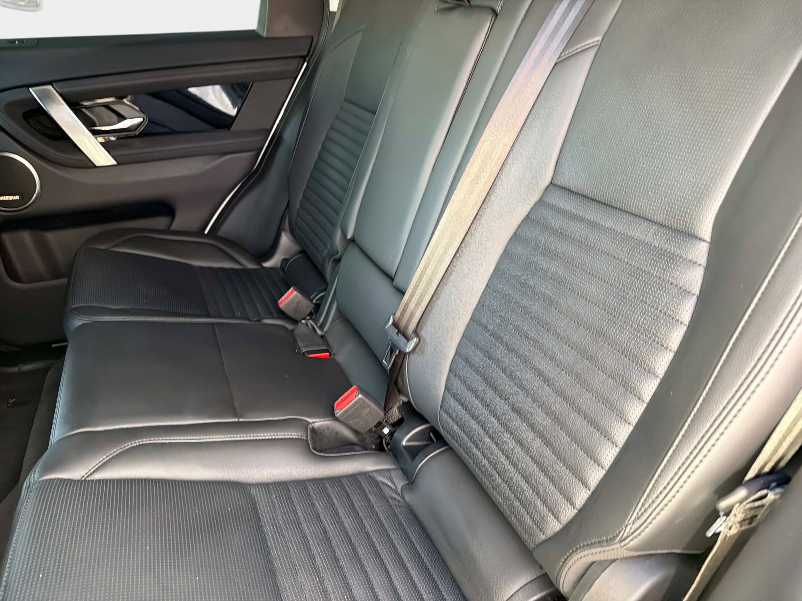 Used 2025 Land Rover Discovery Sport S image 30